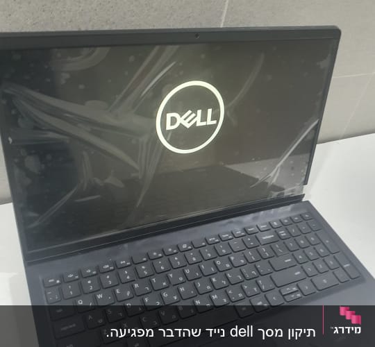 מחשב נייד דל עם מסך פתוח ומקלדת שחורה